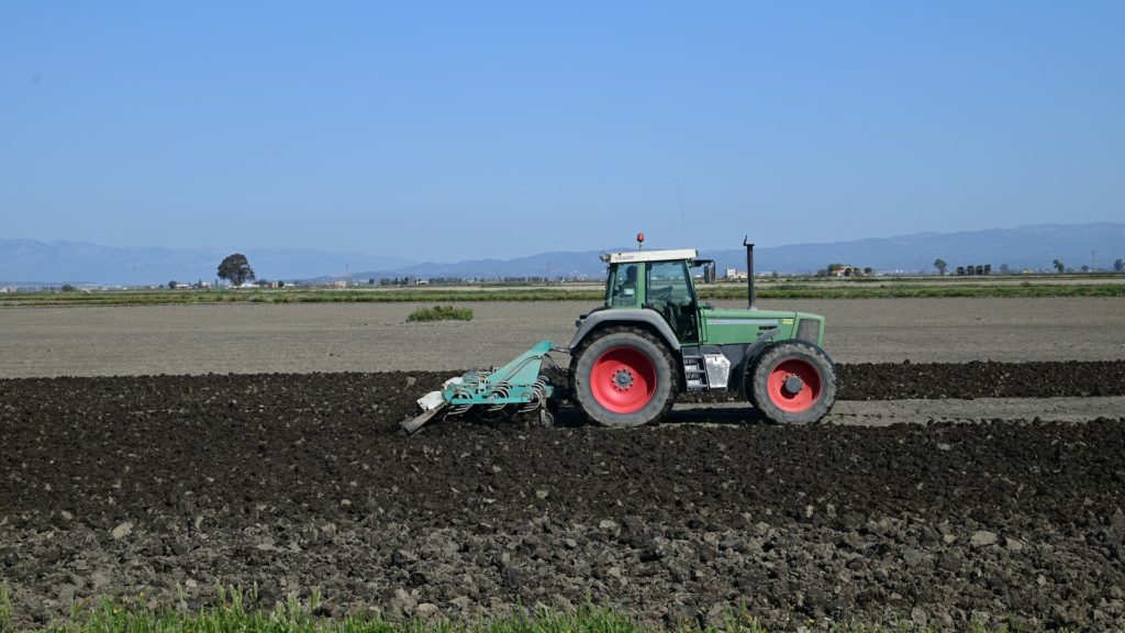 Imagem de um trator no meio de um campo para simbolizar o trabalhador rural exposto a riscos e, assim, possível beneficiário de aposentadoria especial.