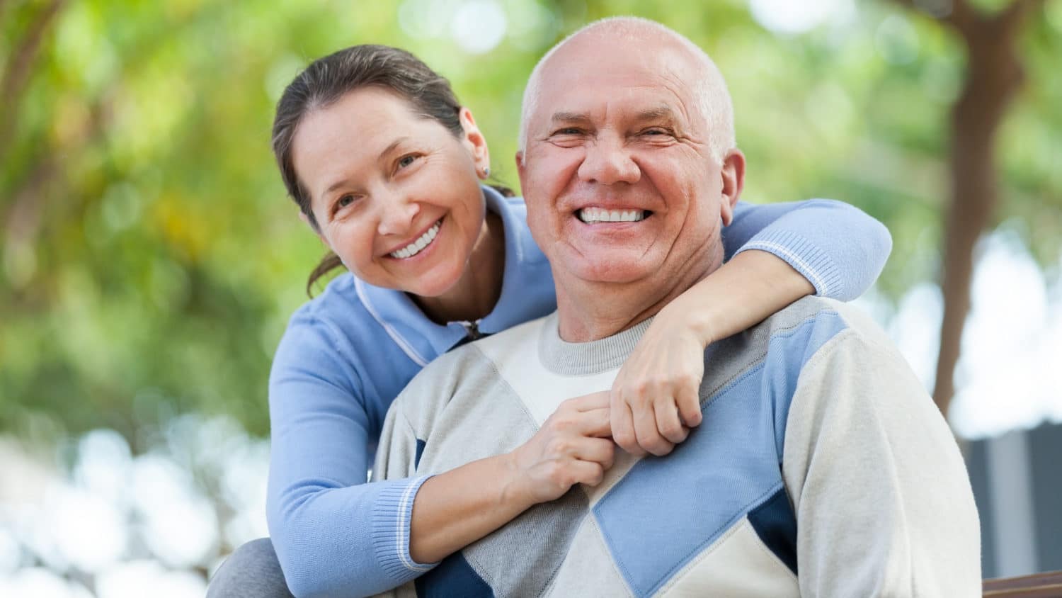 Foto de um casal na melhor idade sorrindo, representando a possibilidade de uma aposentadoria digna do que todos merecem.